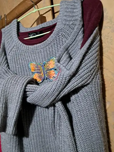 Suéter gris con mariposa bordada - miniatura 1
