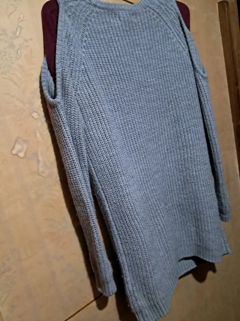 Suéter gris con mariposa bordada - 5