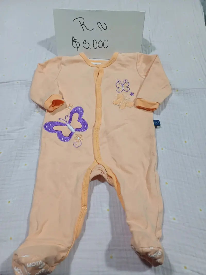 Enterito de bebé con diseño de mariposas