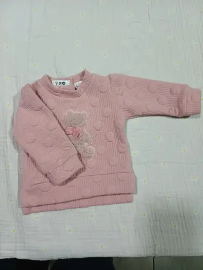 Suéter rosado para niña con diseño de oso - miniatura 2