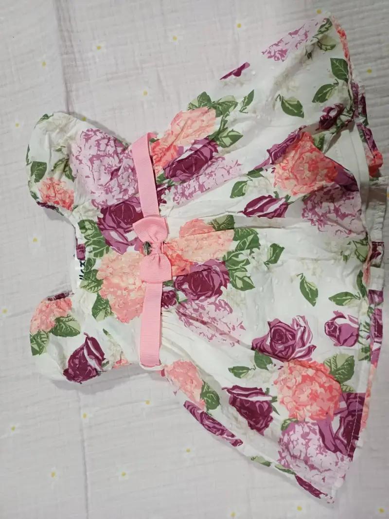Vestido infantil floral con lazo rosa