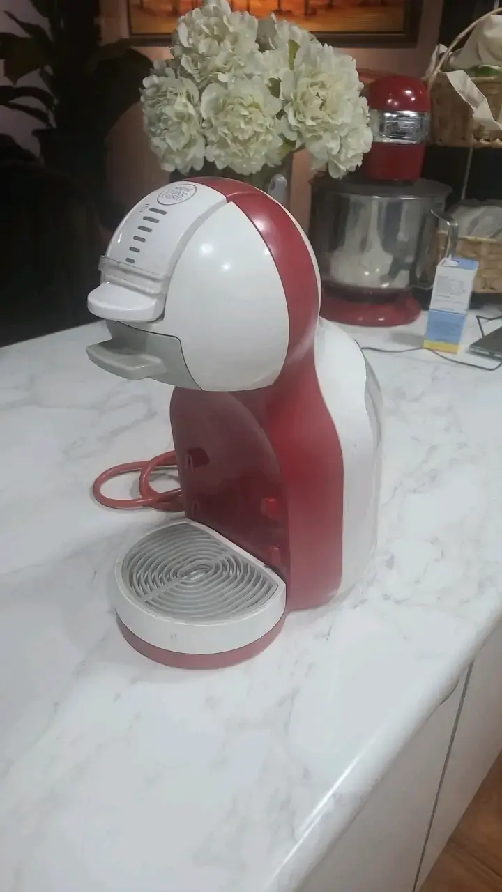 Cafetera de cápsulas roja y blanca - 1