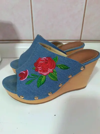 Zuecos de jean con bordado floral - miniatura 1
