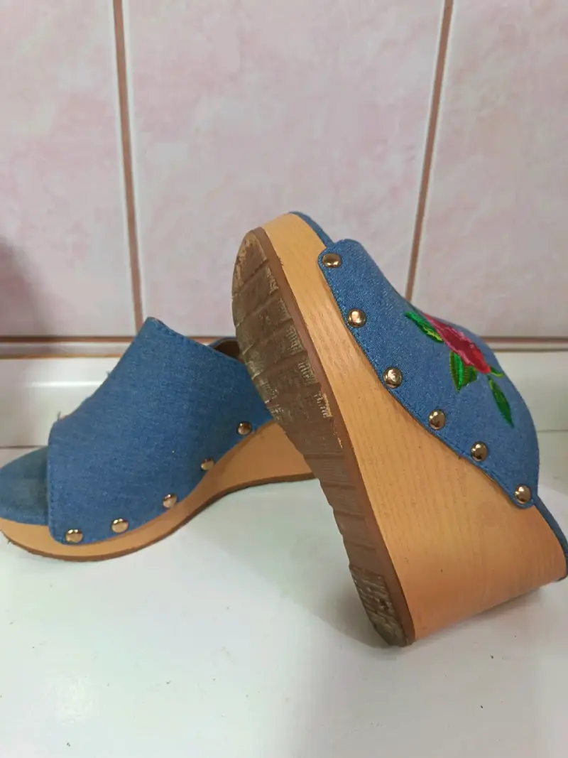 Zuecos de jean con bordado floral - 2
