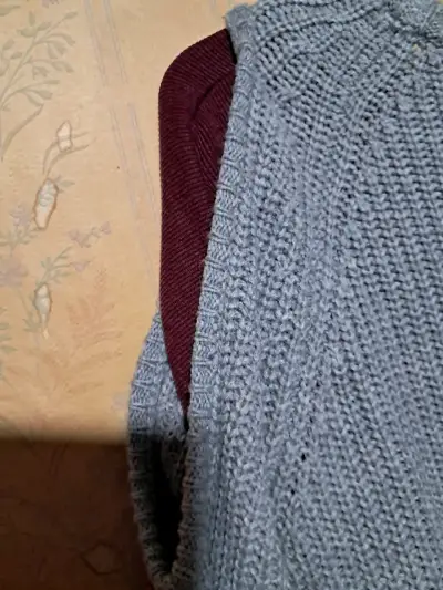 Suéter gris con mariposa bordada - miniatura 3
