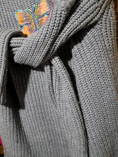 Suéter gris con mariposa bordada - miniatura 5