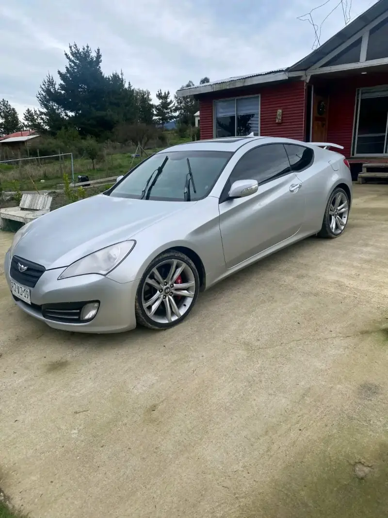 Auto deportivo plateado en buen estado