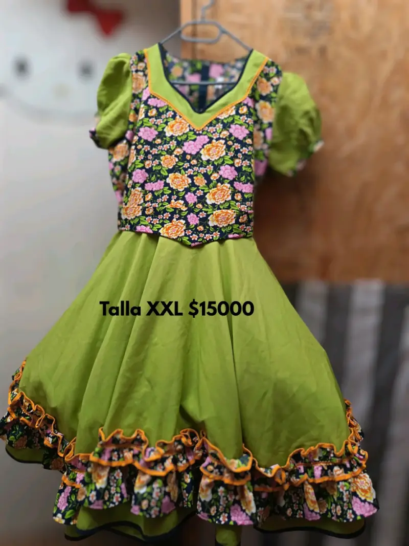 Vestido folclórico verde con flores