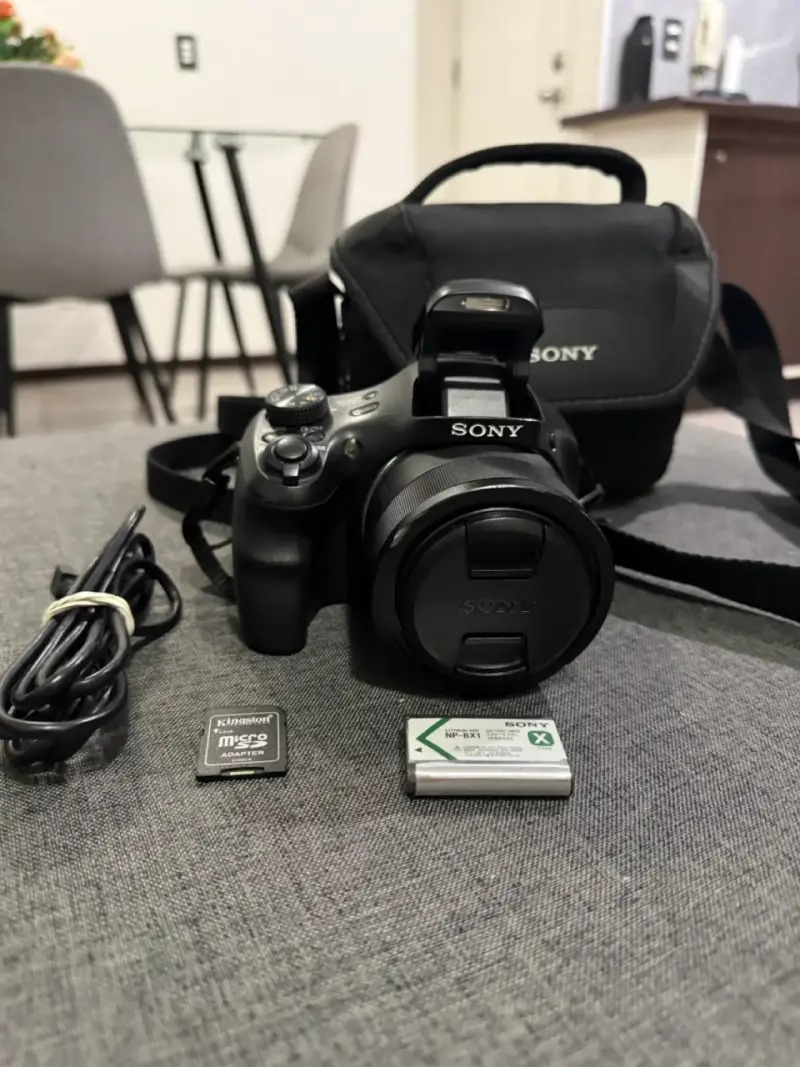 Cámara Sony HX400v con accesorios y estuche - 1