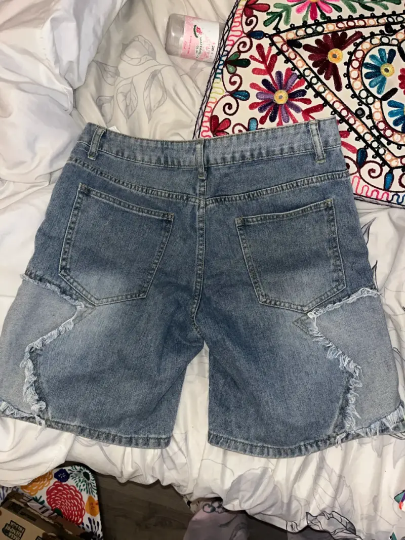 Shorts largos de mezclilla con diseño desgastado - 2