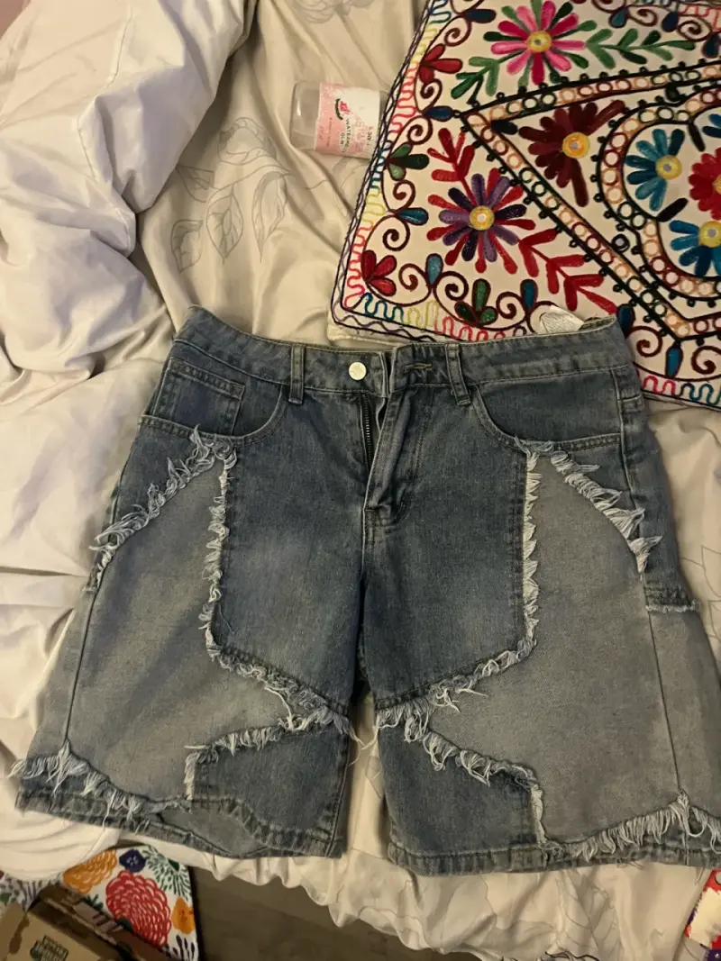 Shorts largos de mezclilla con diseño desgastado - 3