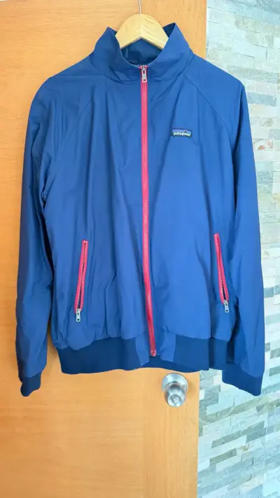 Chaqueta azul Patagonia con cierre rojo - miniatura 1
