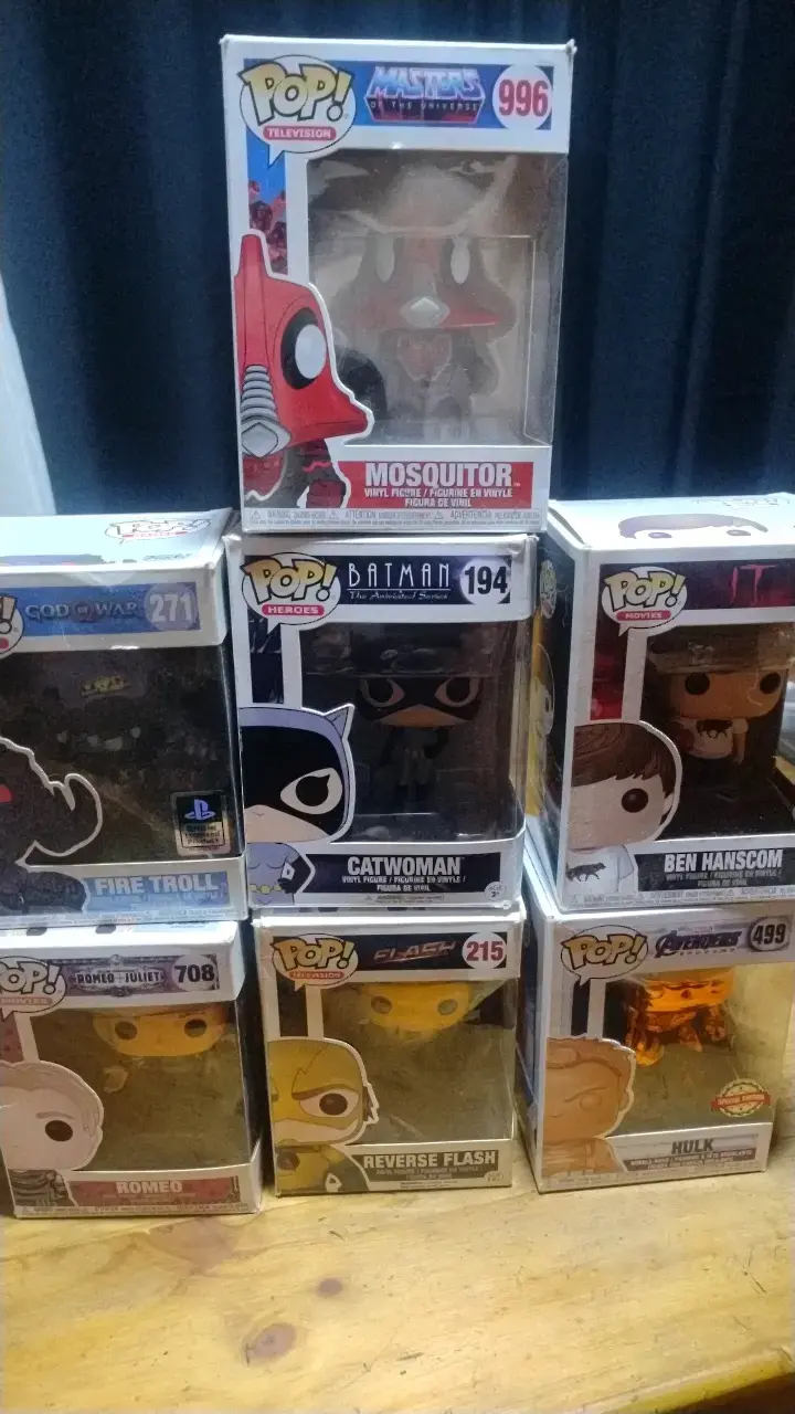 Colección de figuras Funko Pop en caja - 2