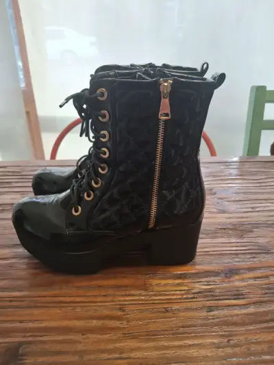 Botines negros con plataforma y cierre lateral - miniatura 1