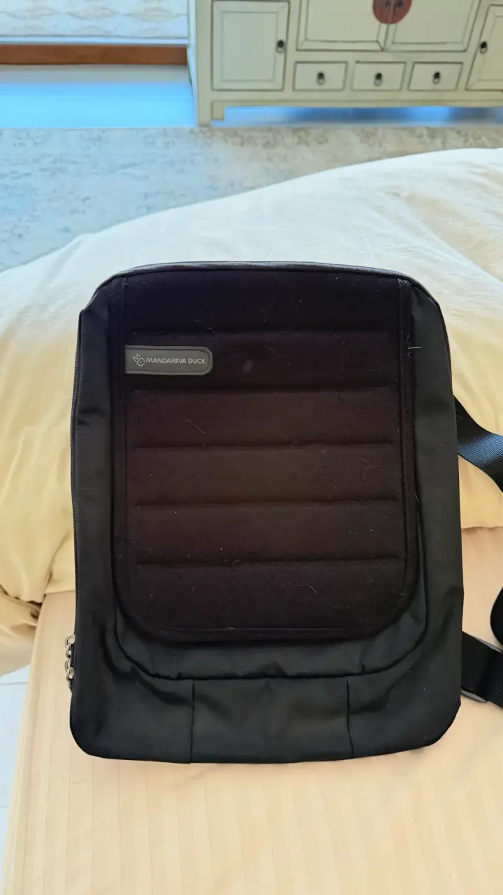 Bolso Mandarina Duck negro compacto - 1
