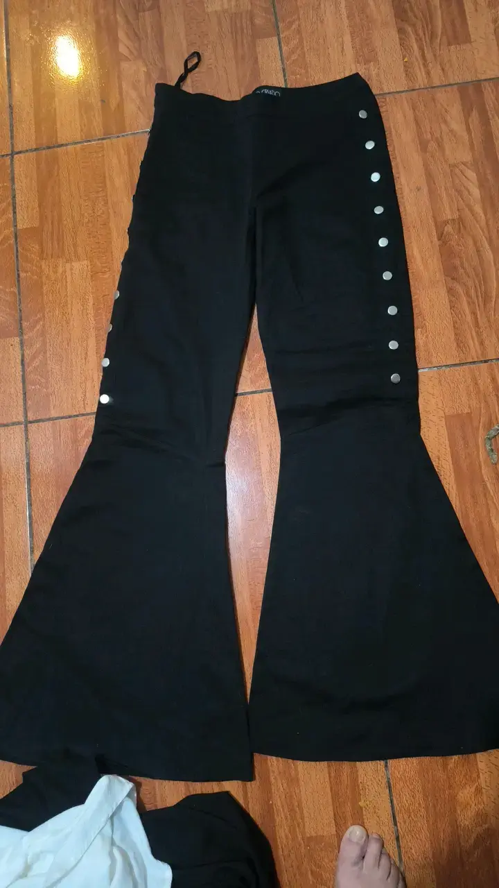 Pantalones acampanados negros con botones - 1