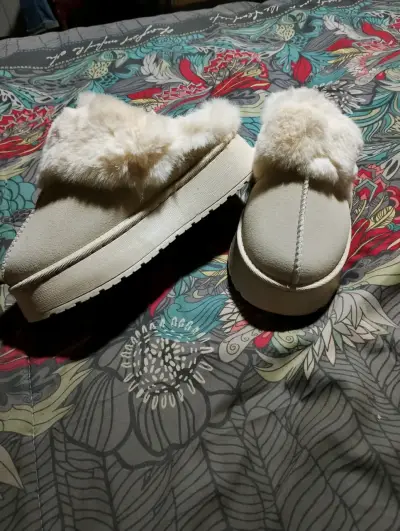 Pantuflas beige con forro de felpa - miniatura 2