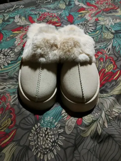 Pantuflas beige con forro de felpa - miniatura 3