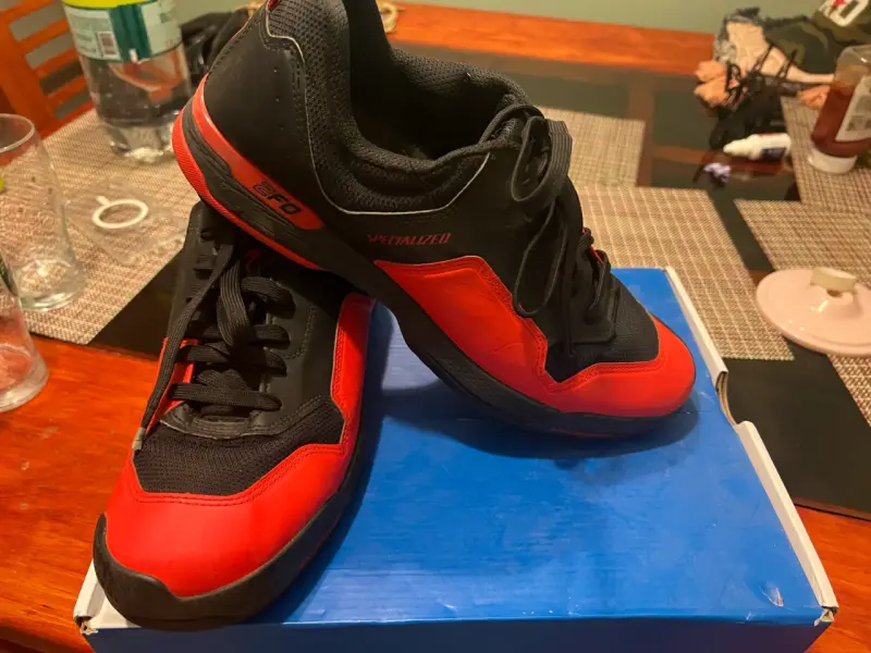 Zapatillas deportivas negras y rojas Specialized - 1