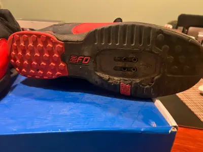 Zapatillas deportivas negras y rojas Specialized - miniatura 2
