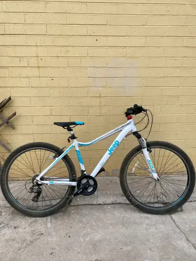Bicicleta Jeep montaña blanca y azul - miniatura 1
