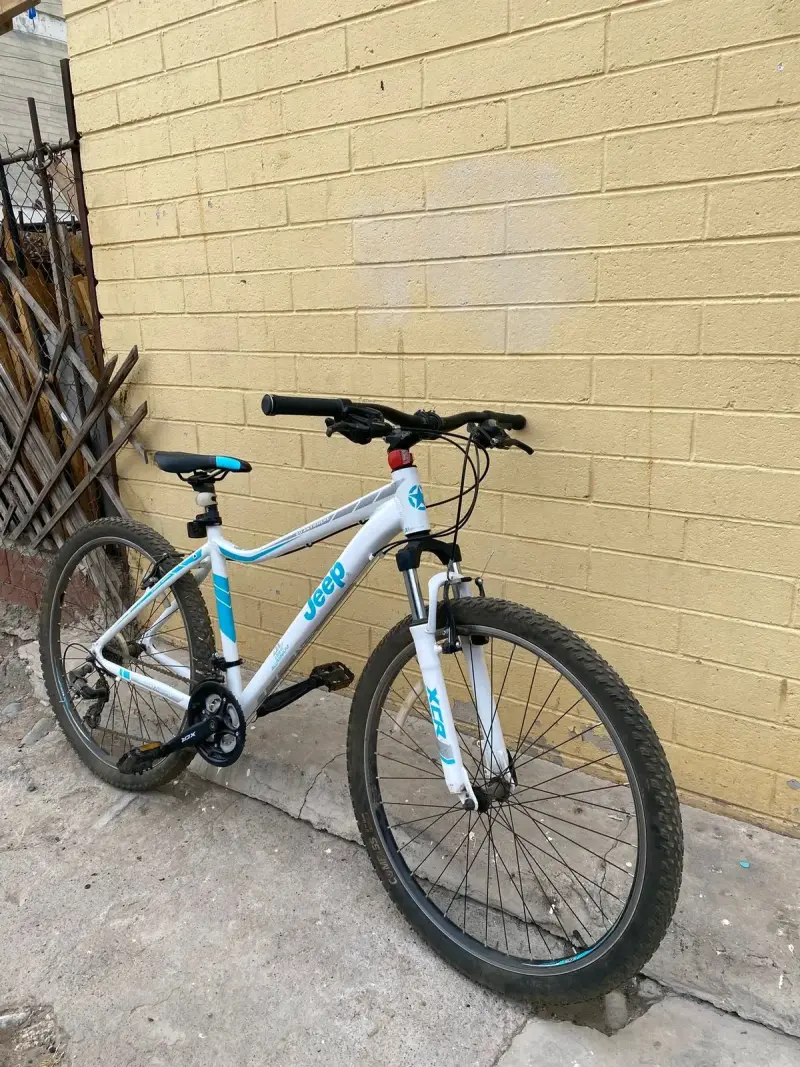 Bicicleta Jeep montaña blanca y azul - 2