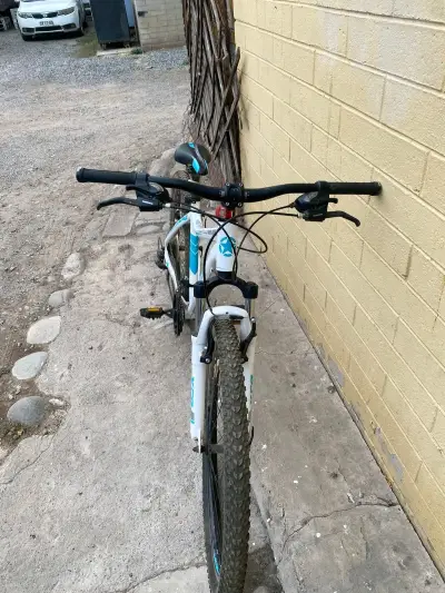 Bicicleta Jeep montaña blanca y azul - miniatura 3