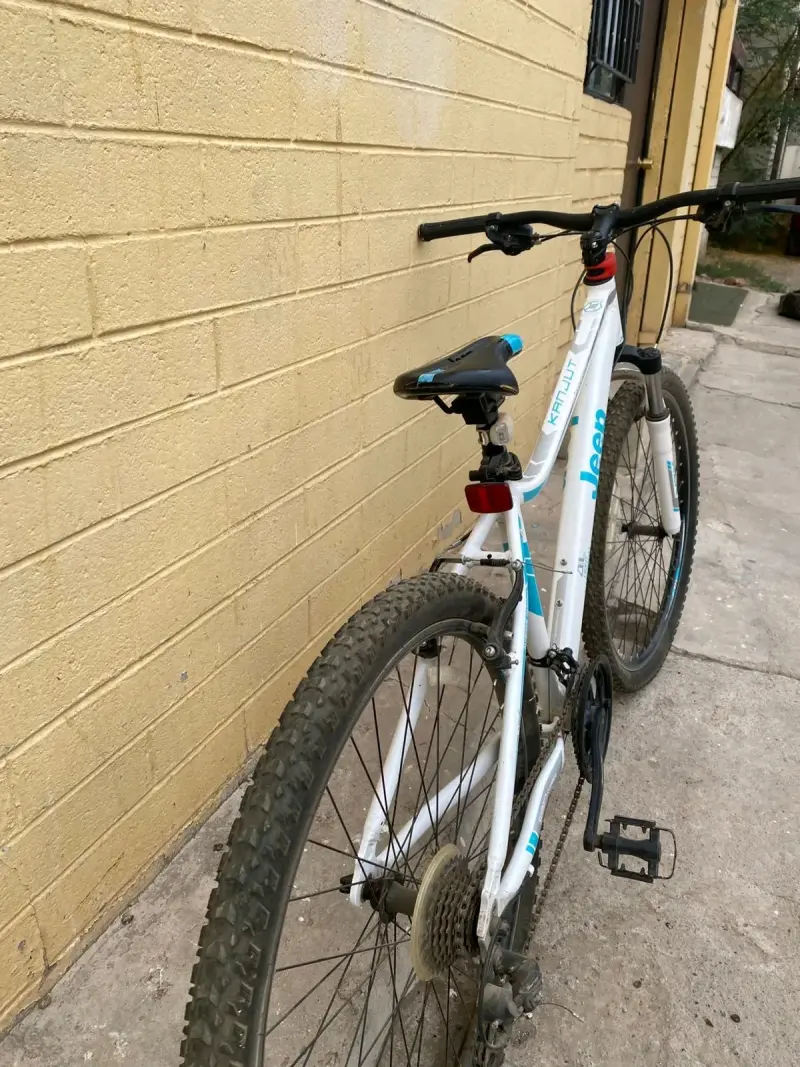 Bicicleta Jeep montaña blanca y azul - 4