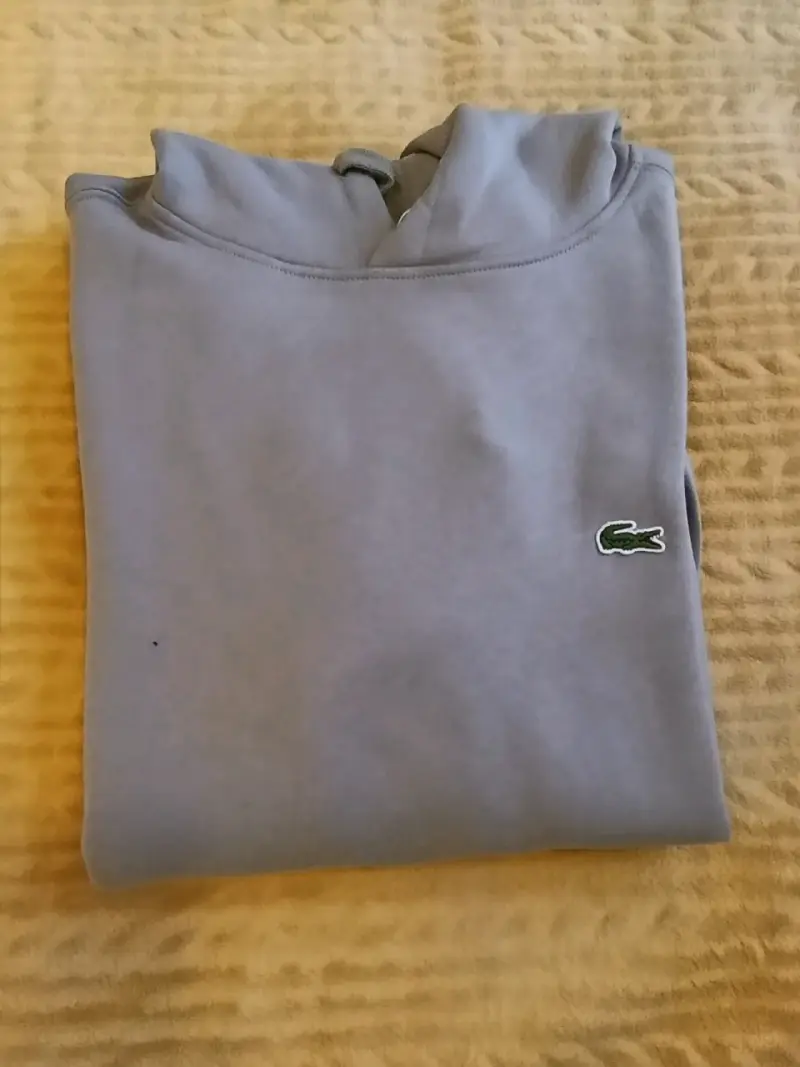 Polerón gris con logo de cocodrilo