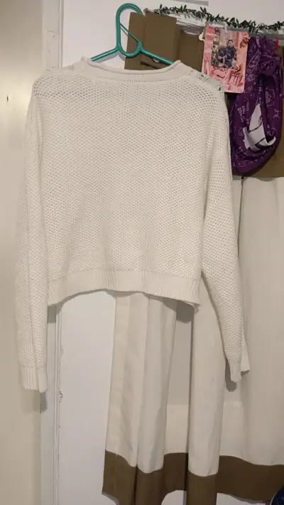 Suéter blanco de punto trenzado para mujer - miniatura 2
