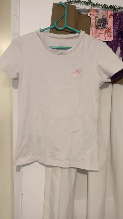 Polera Nike blanca con logo rosa - miniatura 1