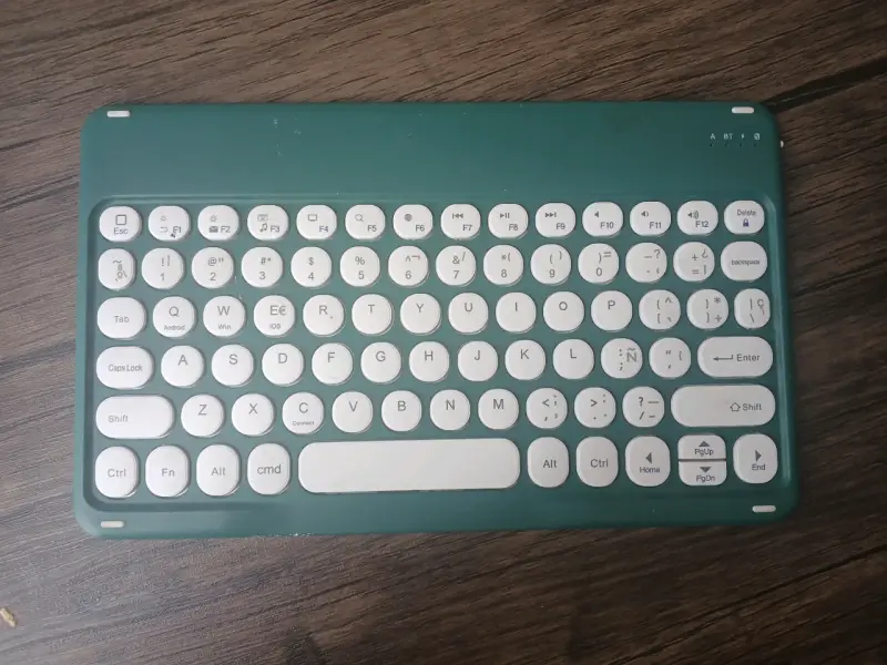 Teclado inalámbrico Bluetooth verde compacto