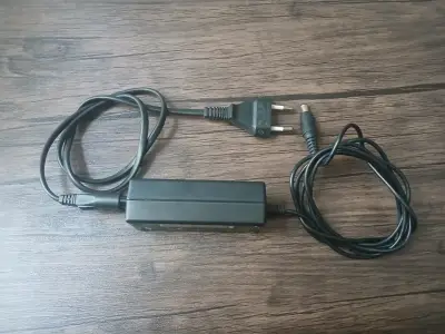 Cargador de laptop universal negro - miniatura 1