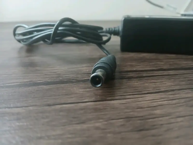 Cargador de laptop universal negro - 2