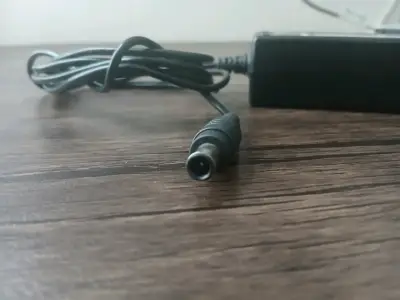 Cargador de laptop universal negro - miniatura 2
