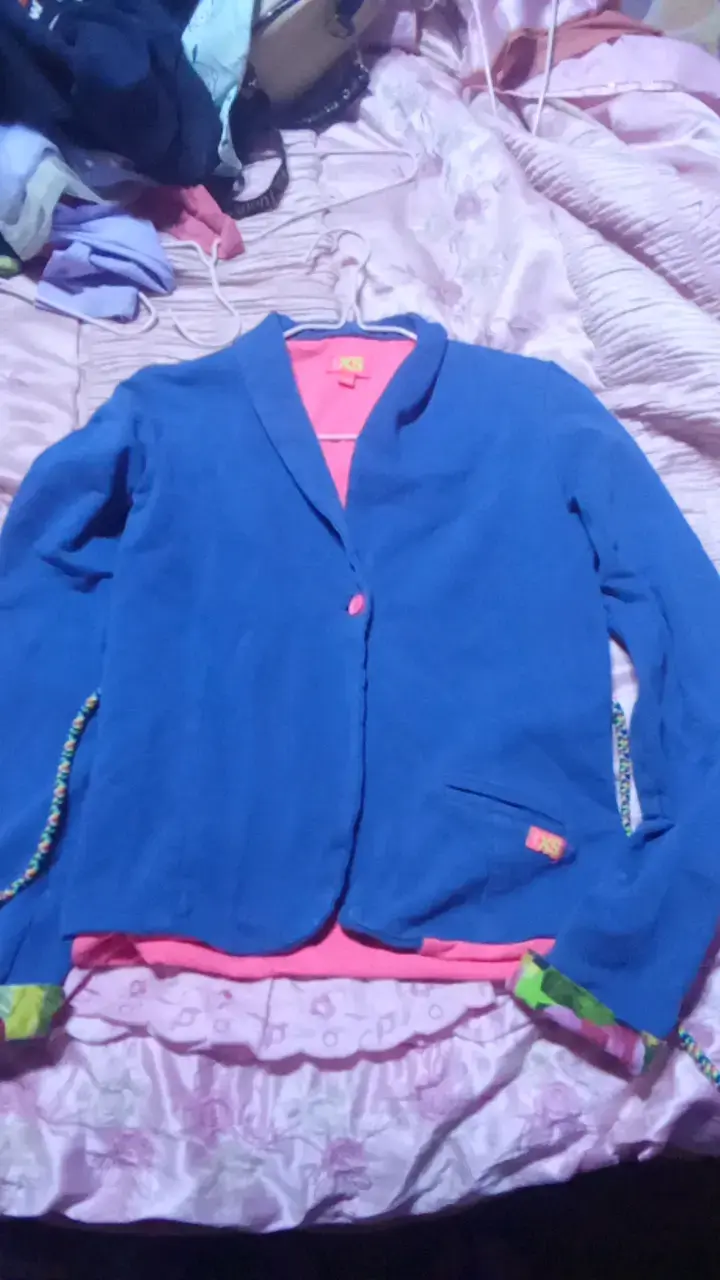 Blazer azul para mujer con detalles coloridos