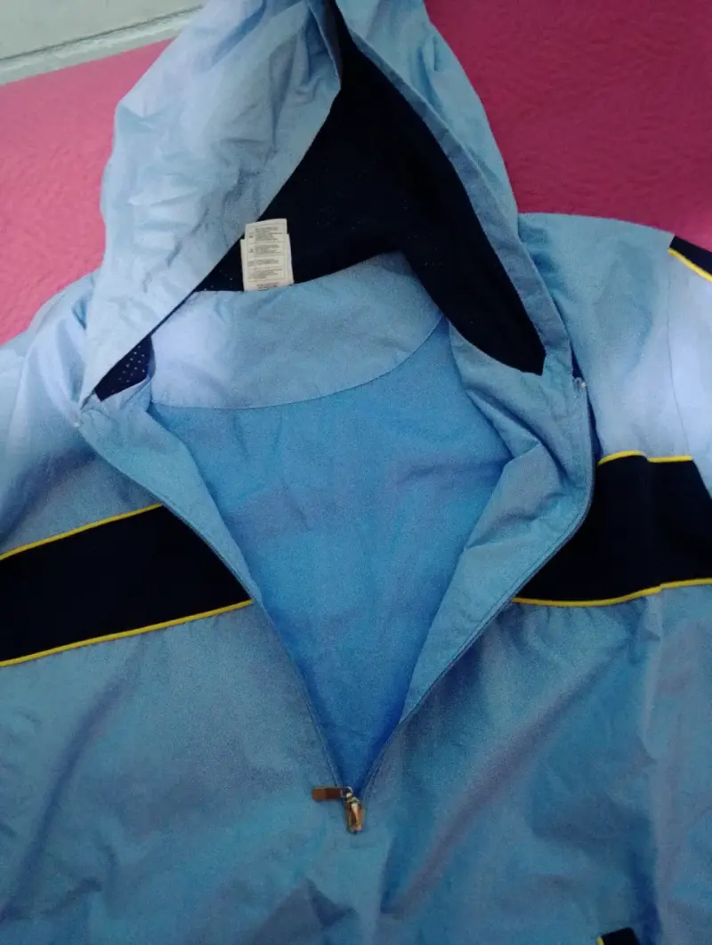 Cortaviento azul con capucha y detalles negros - 2