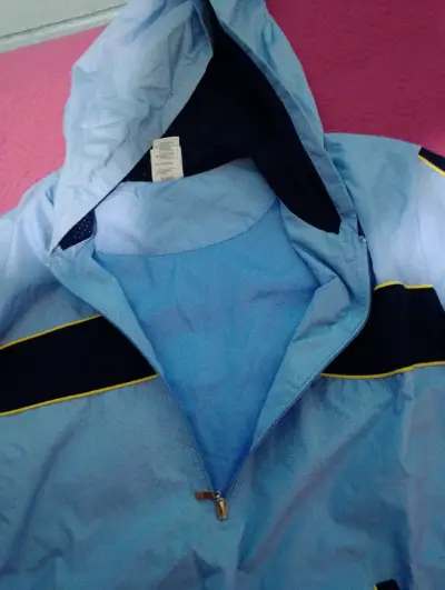 Cortaviento azul con capucha y detalles negros - miniatura 2
