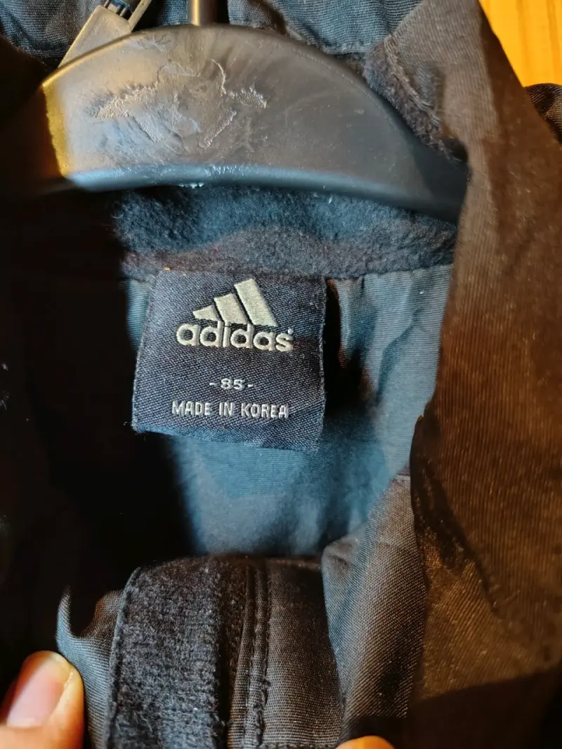 Chaqueta impermeable Adidas negra con capucha - 3