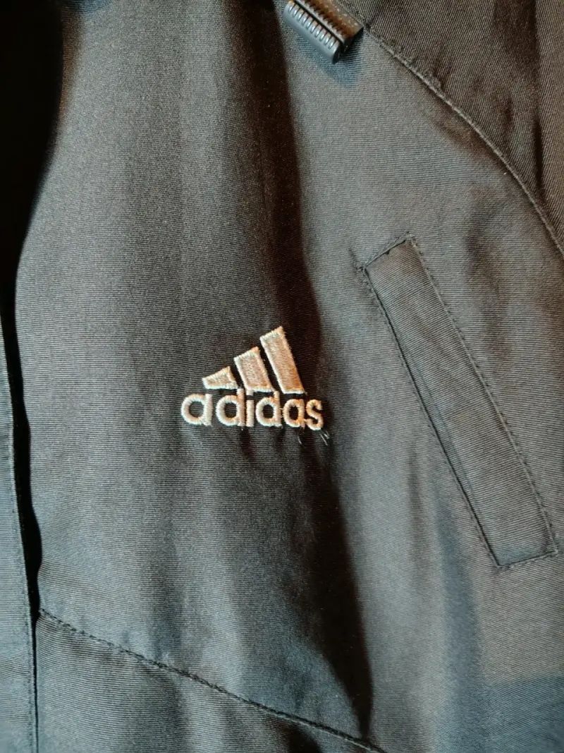 Chaqueta impermeable Adidas negra con capucha - 4