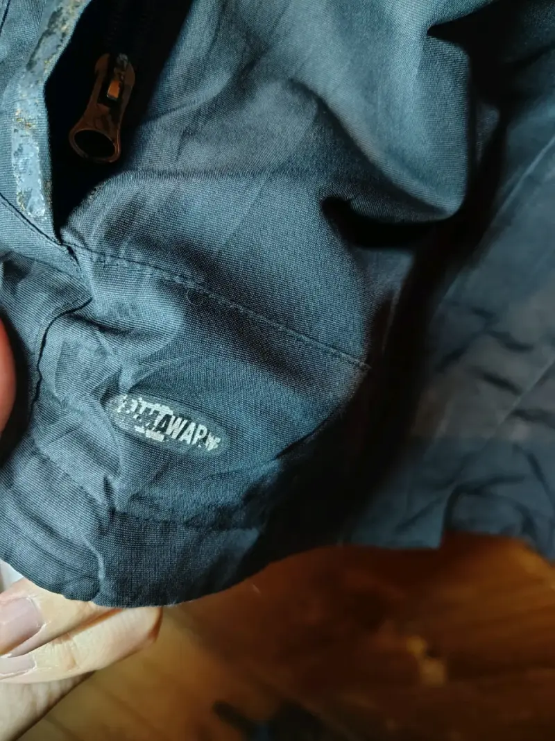 Chaqueta impermeable Adidas negra con capucha - 5