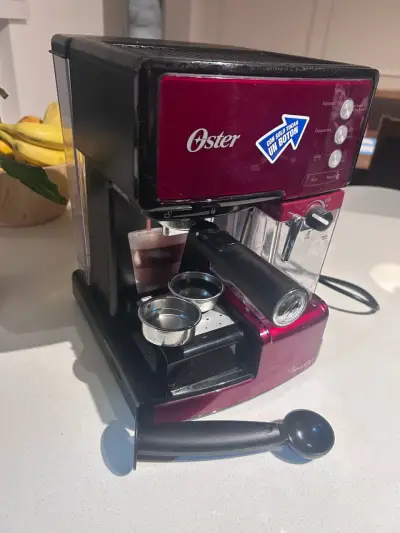 Cafetera espresso Oster roja con vaporizador - miniatura 1