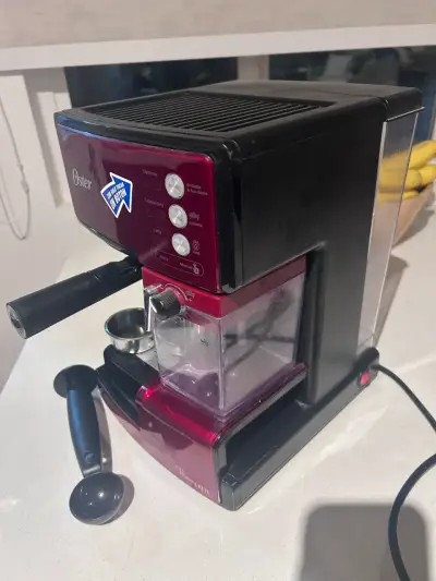 Cafetera espresso Oster roja con vaporizador - miniatura 2
