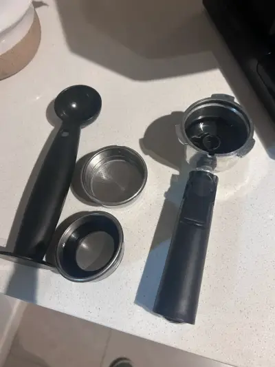 Cafetera espresso Oster roja con vaporizador - miniatura 3