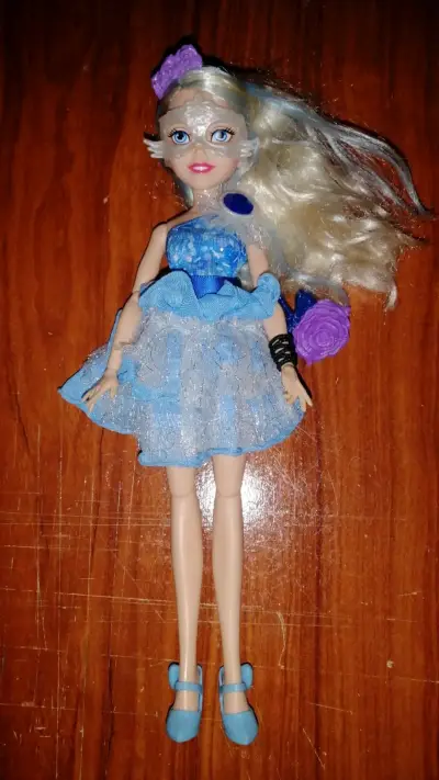 Muñeca Descendentes - miniatura 1