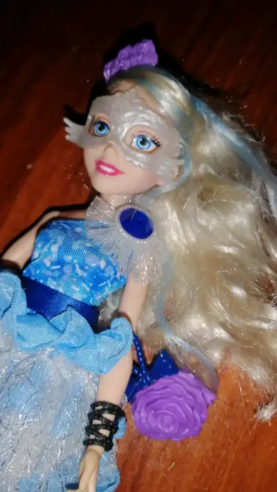 Muñeca Descendentes - miniatura 2