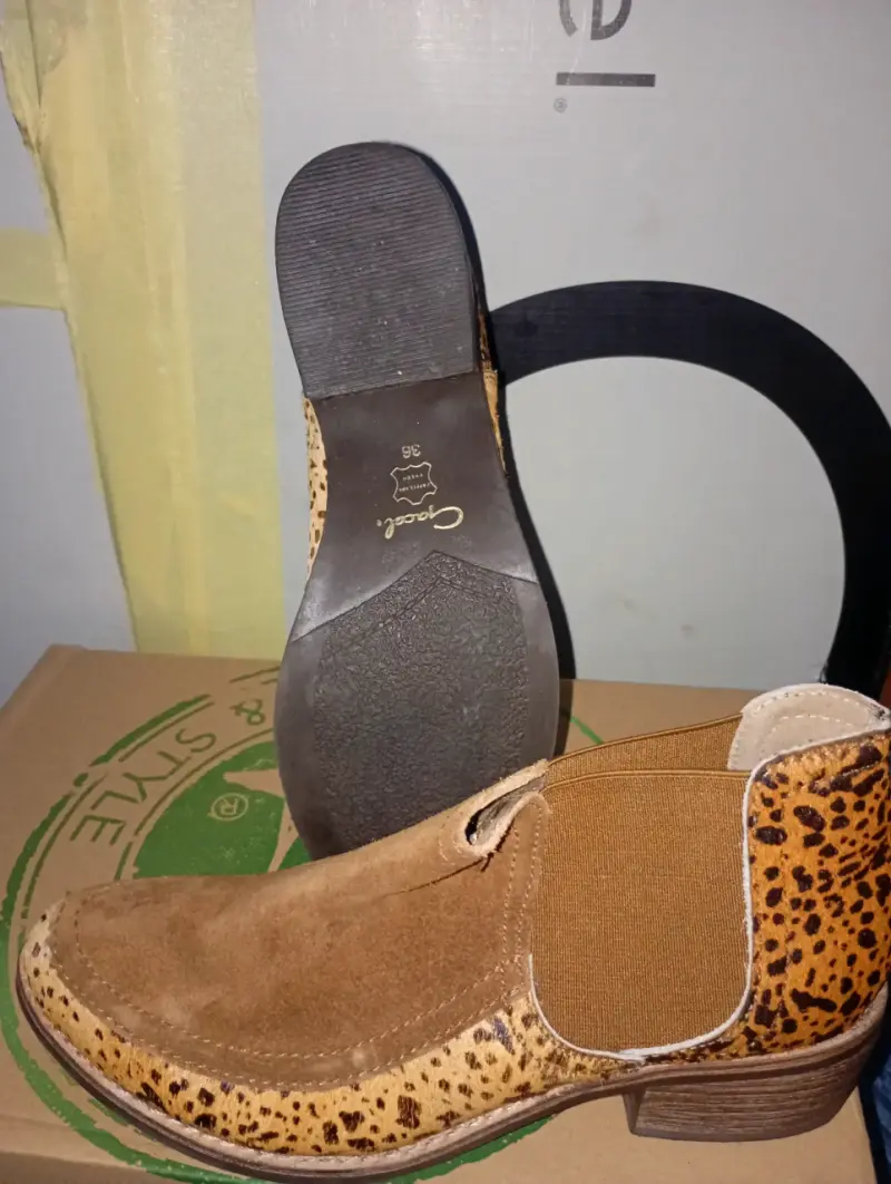 Botines de cuero Clarks con diseño animal print - 1