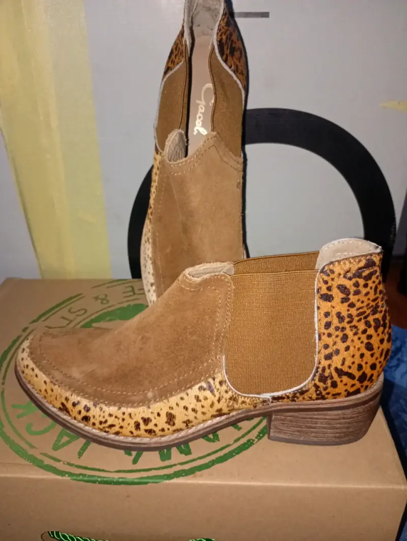 Botines de cuero Clarks con diseño animal print - 2