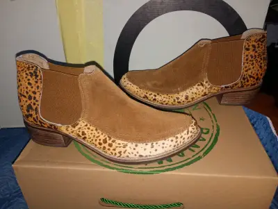 Botines de cuero Clarks con diseño animal print - miniatura 3