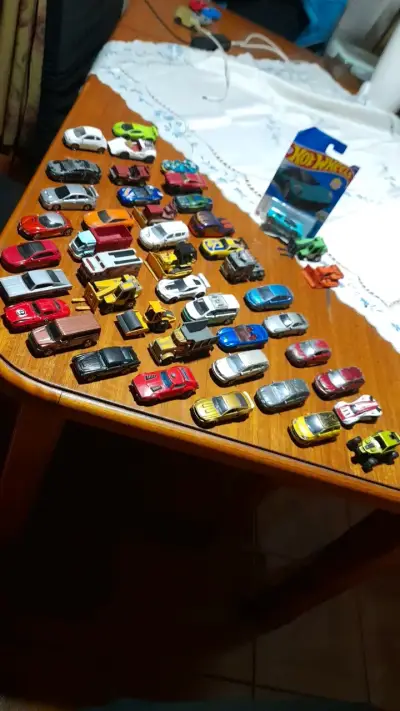 Colección de autos a escala variados. - miniatura 1
